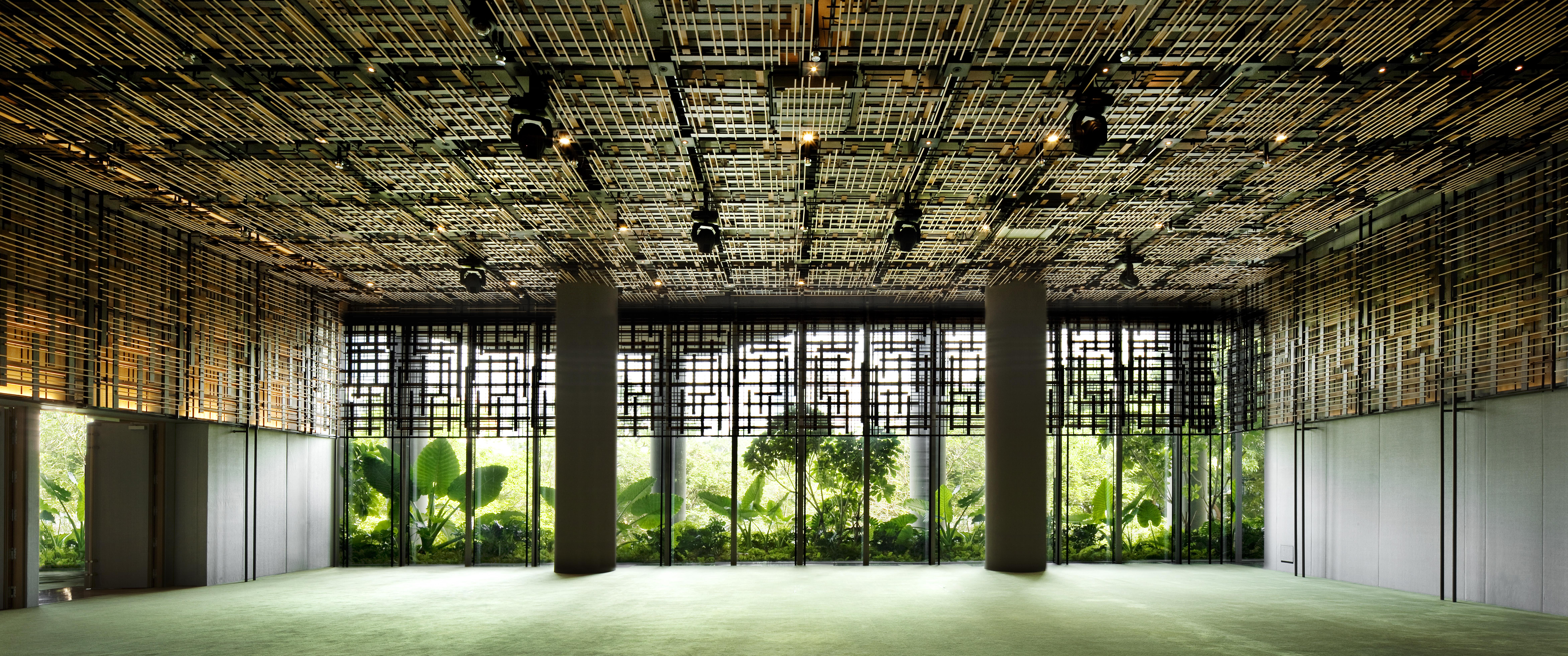 Parkroyal Collection Pickering, Szingapúr Kültér fotó The photo depicts a spacious interior with a distinctive ceiling design made up of a grid-like pattern, likely constructed from wood or metal. The ceiling features several spotlights that provide illumination to the area. Along the walls, there are l