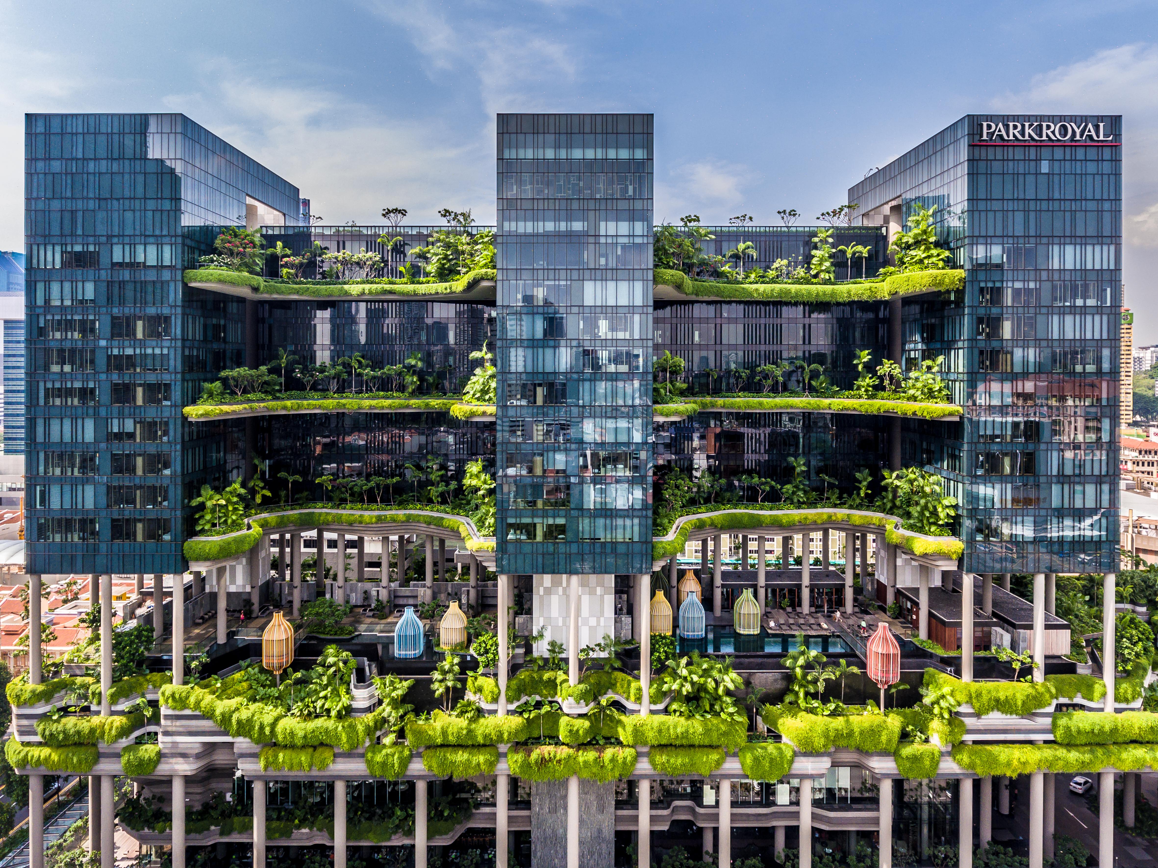 Parkroyal Collection Pickering, Szingapúr Kültér fotó The photo shows the PARKROYAL Collection hotel in Singapore, notable for its distinctive architecture featuring vertical gardens and lush greenery. The building has multiple levels with open terraces adorned with plants, creating a vibrant, eco-frien