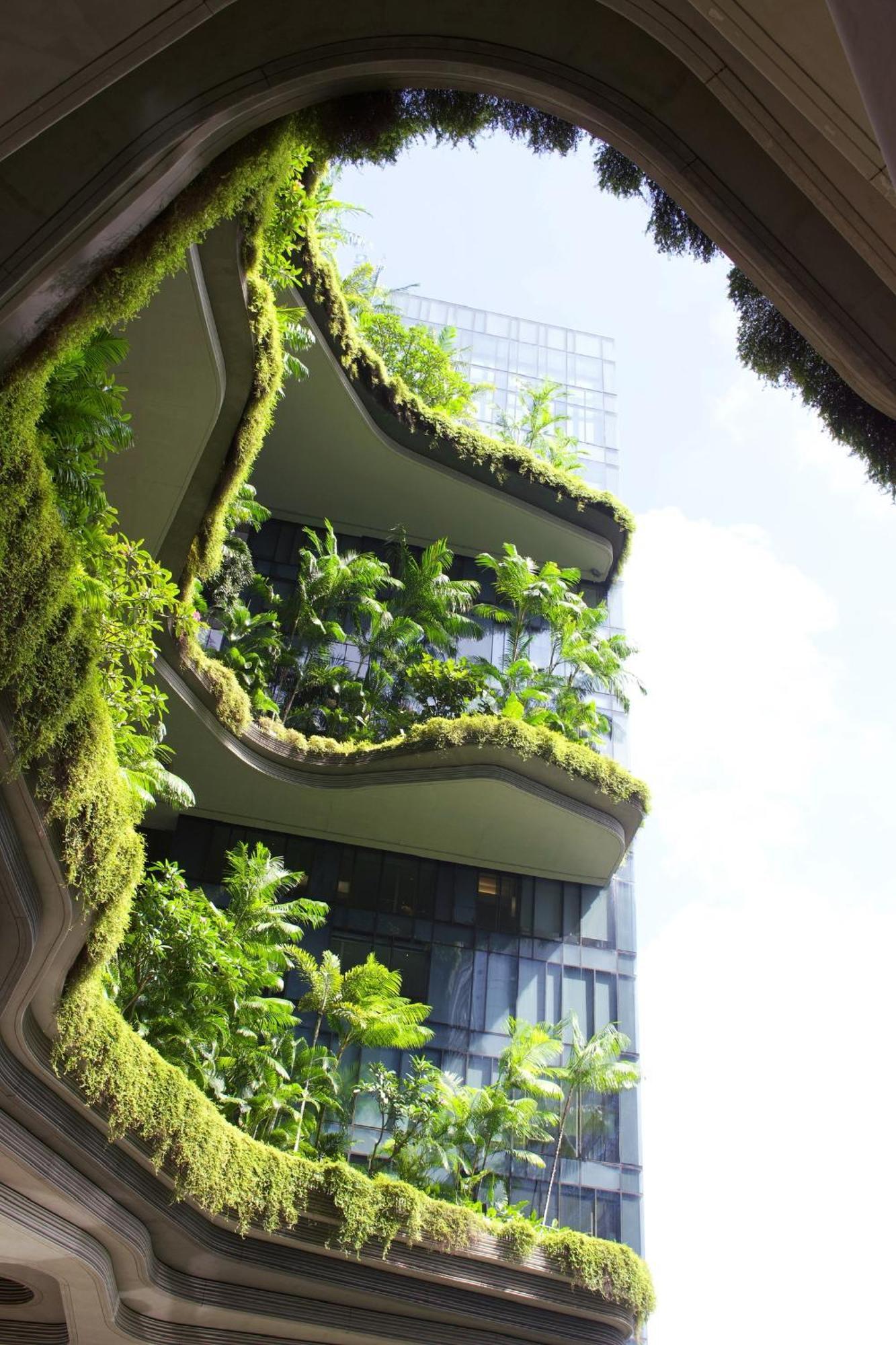 Parkroyal Collection Pickering, Szingapúr Kültér fotó The photo shows a modern building featuring several balconies adorned with lush greenery. The balconies have a wavy design, giving them an organic appearance. Various plants, including tropical foliage, are prominently displayed, creating a striking 